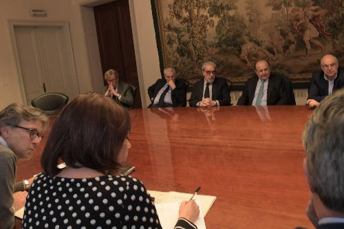 Gli assessori Bini e Rosolen durante l'incontro con l'imprenditore Spinoglio.